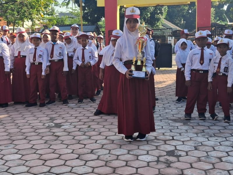 PENYERAHAN PIALA BAGI SISWA SISWI SDN IV KLATAKAN PEMENANG LOMBA TAHUN 2025
