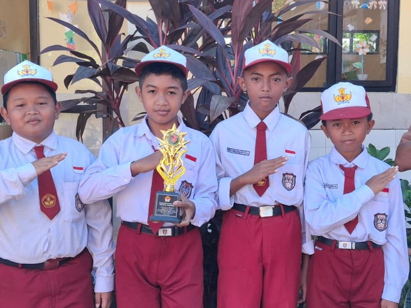 Penyerahan Piala Pemenang Lomba oleh Kepala Sekolah SDN 4 Klatakan